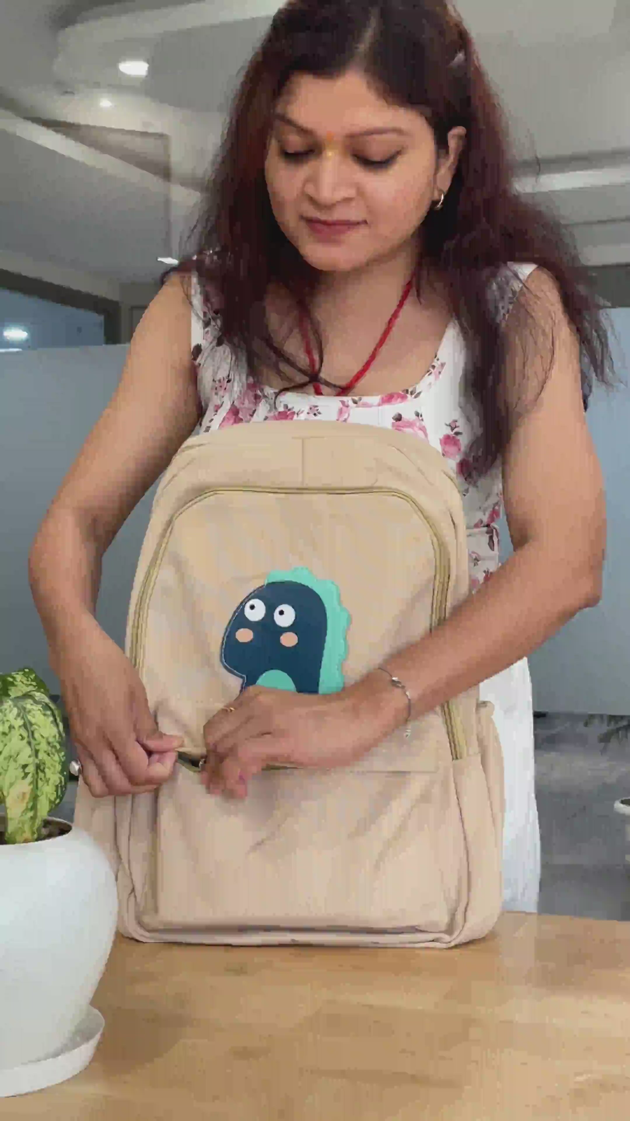 DinoPop Walkbag – The cutest beige backpack for your everyday adventures!